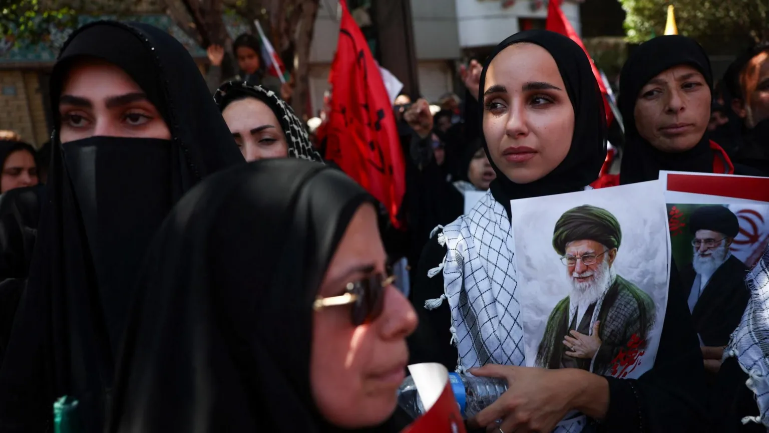 Khamenei begraven in Mashhad, opvolger Mojtaba blijft afwezig