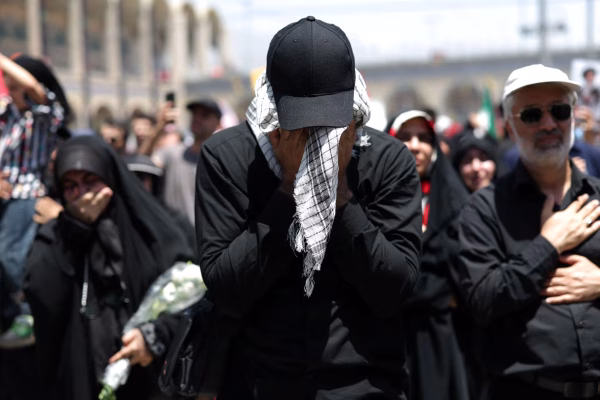 Drie zonen Khamenei aanwezig bij begrafenis in Teheran, opvolger Mojtaba blijft afwezig