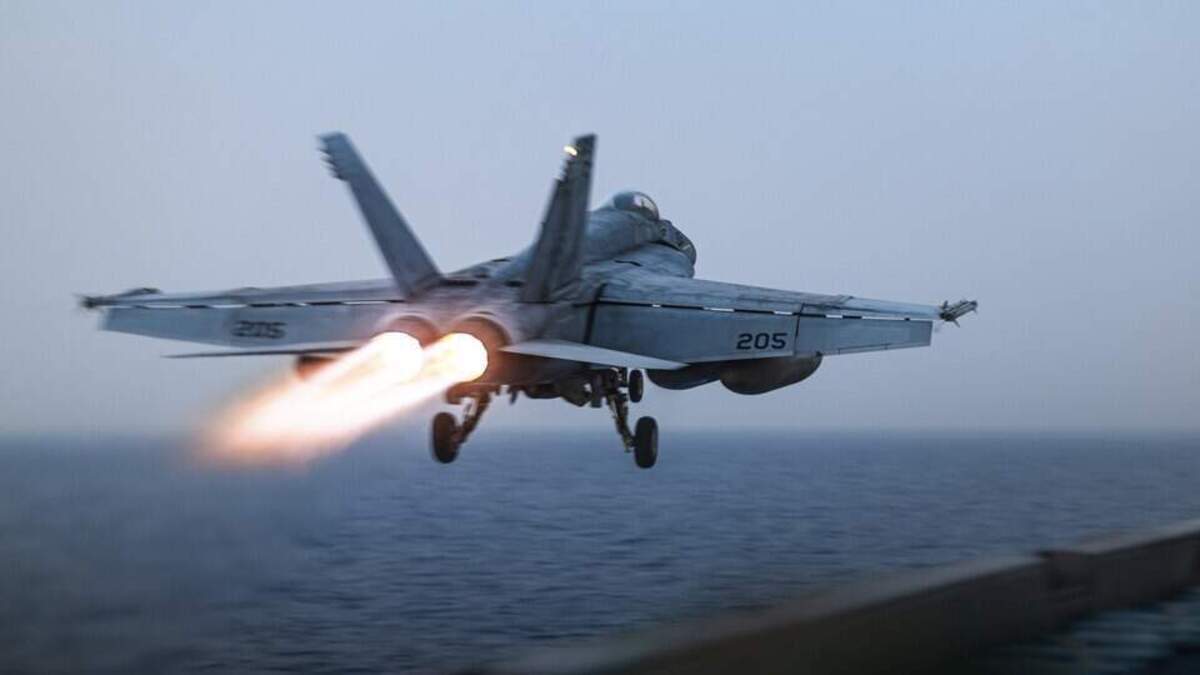 VS voert luchtaanvallen uit op Iraanse doelen, Iran vergeldt met aanval op Amerikaanse bases