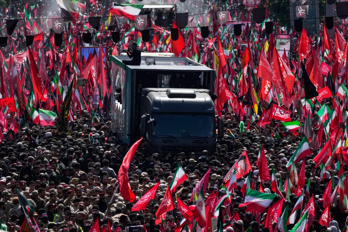 Enorme mensenmassa sluit aan bij begrafenisstoet Khamenei door Teheran