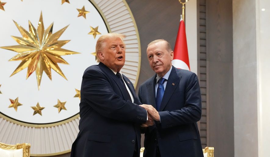 Trump zegt dat de VS Groenland zou moeten controleren en herhaalt teleurstelling over NAVO bij start top